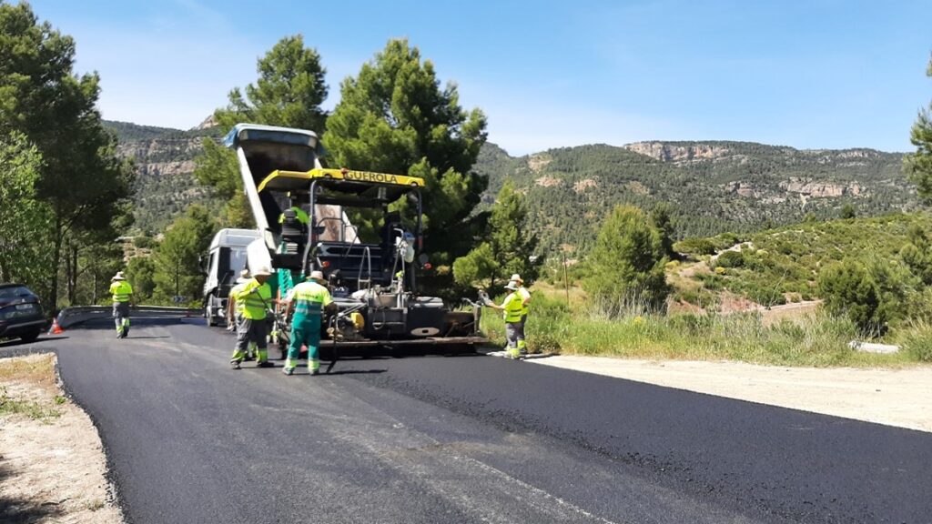 trabajos de extendido y compactación, realizados por el equipo de aglomerado de GUEROLA.