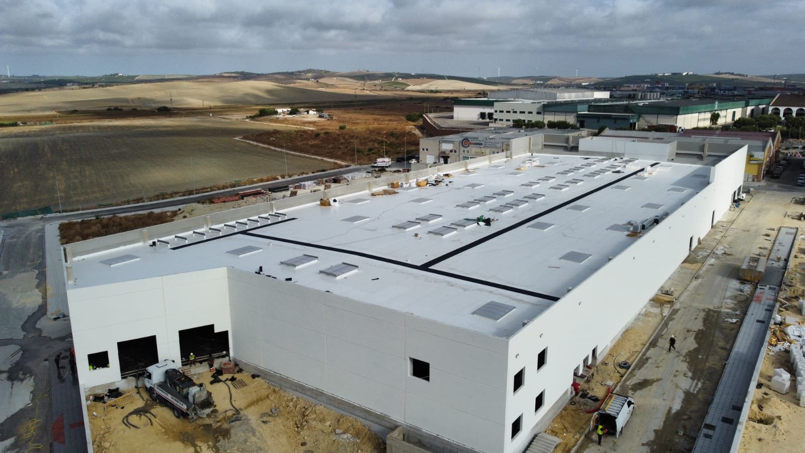 EJECUCIÓN DE UN EDIFICO COMERCIAL CON APARCAMIENTO EN POLÍGONO INDUSTRIAL