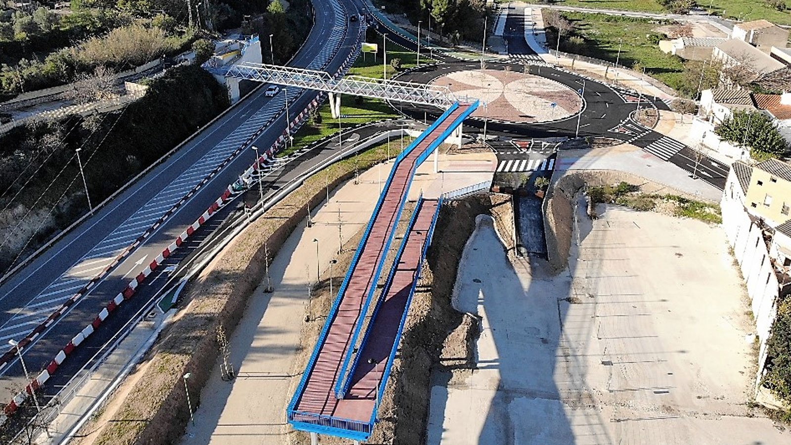 GLORIETA CON PASARELA EN LA CV80