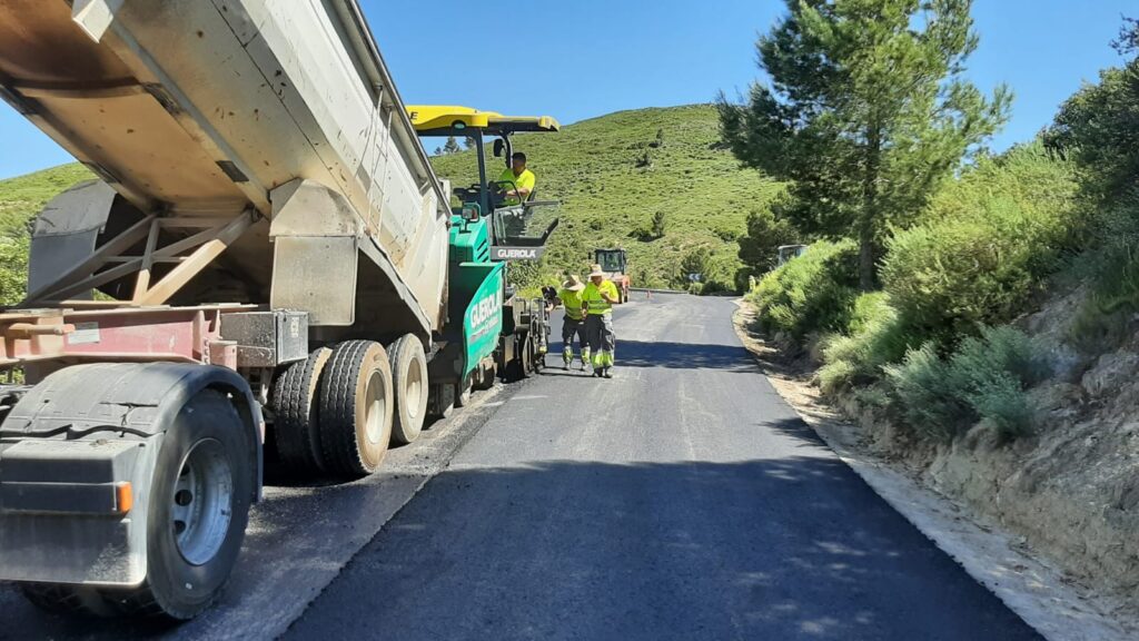 guerola-construcciones-equipo-de-asfalto-trabajando