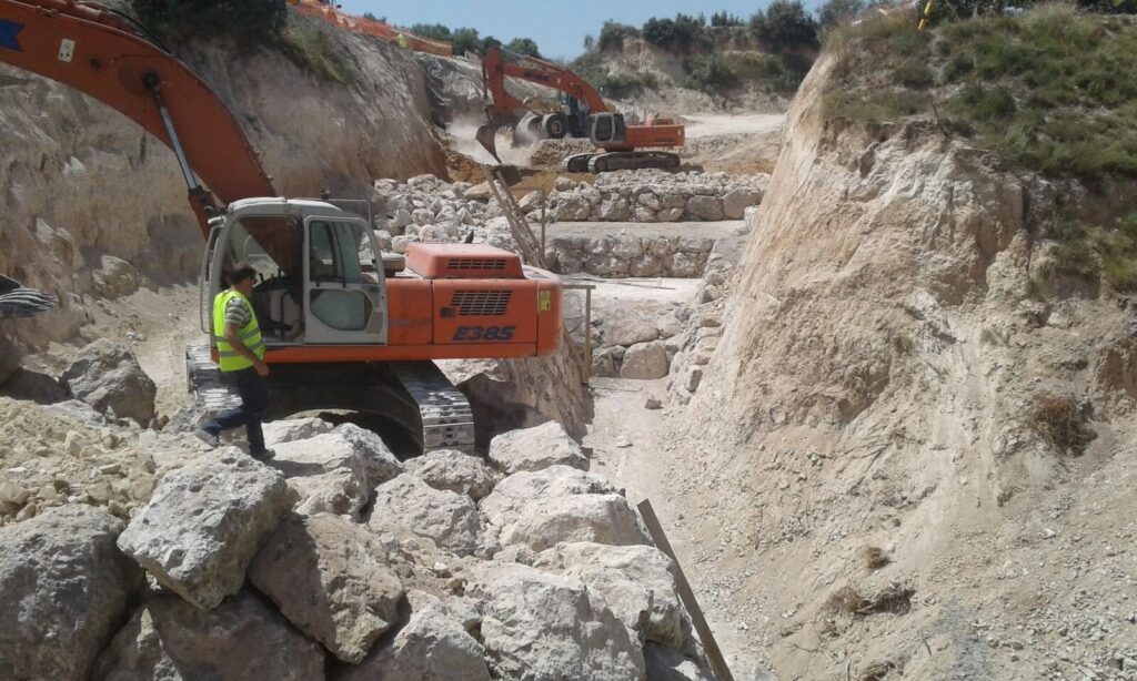 MEJORA DE DRENAJE MEDIANTE ESCOLLERA PARA PROTECCION DE LINEA FERROVIARIA