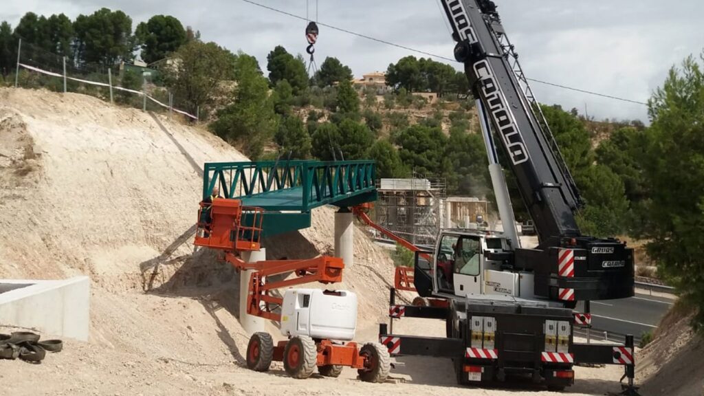PASARELA PEATONAL METÁLICA SOBRE LA N-340