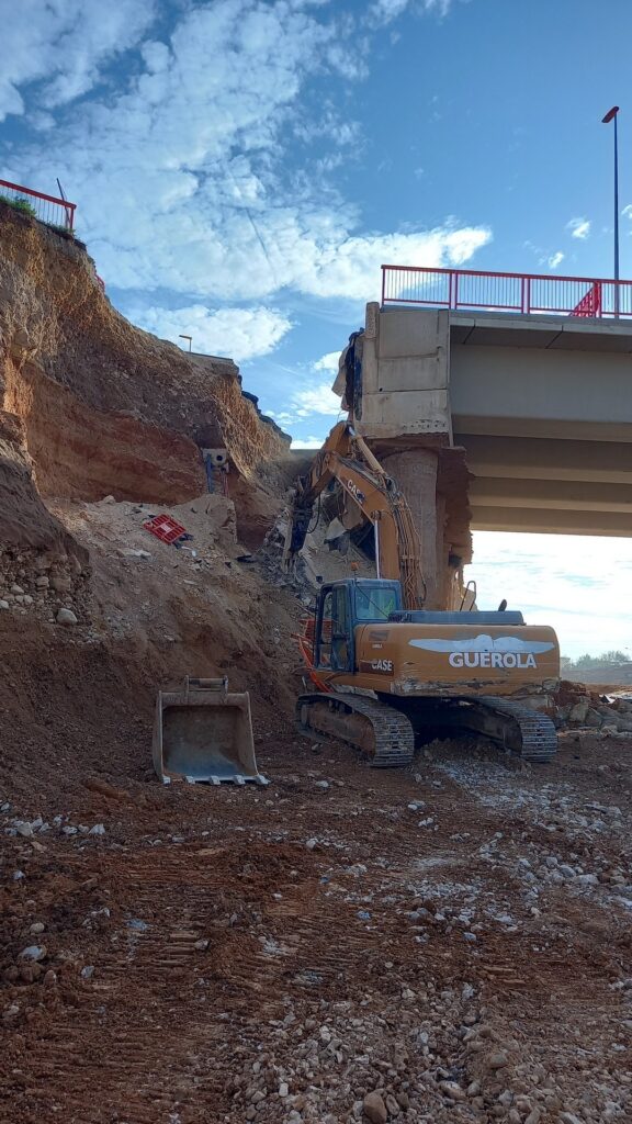 RECONSTRUCCIÓN DEL PUENTE SOBRE EL BARRANCO DE CHIVA. ACCESO A TORRENT