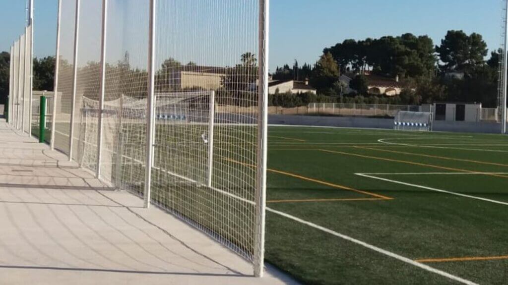 CAMPOS DE FÚTBOL DE CÉSPED ARTIFICIAL Y EQUIPAMIENTOS